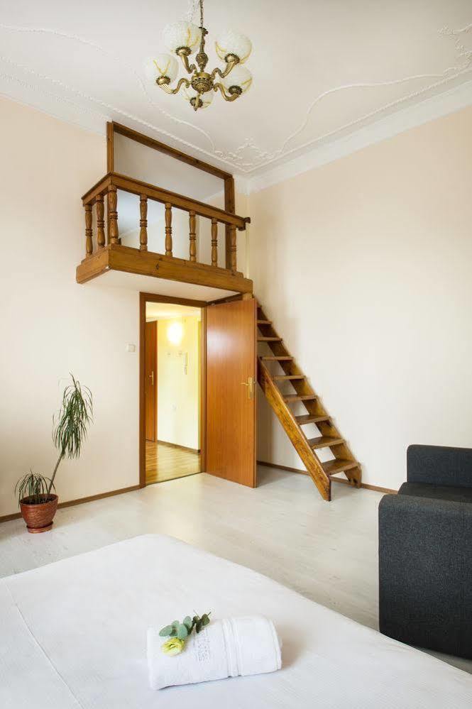 Status Guesthouse Kiev Dış mekan fotoğraf